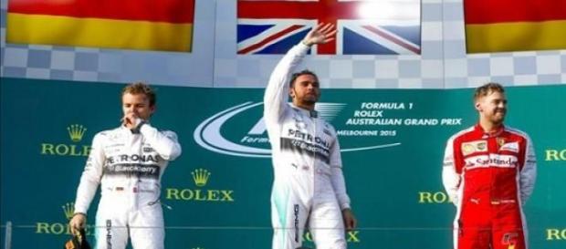 Hamilton celebrando la victoria en Australia Hamilton celebrando la victoria en Australia