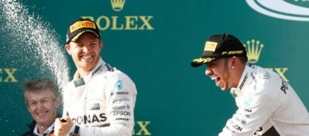 Hamilton liderou a Mercedes na primeira dobradinha Hamilton liderou a Mercedes na primeira dobradinha