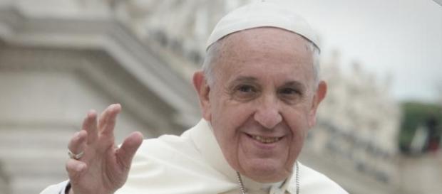 Papa Francesco che saluta i fedeli Papa Francesco che saluta i fedeli