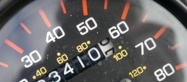 Pisando a fondo el acelerador de su coche. Pisando a fondo el acelerador de su coche.
