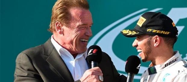 Schwarzenegger entrevista a Hamilton en el podio Schwarzenegger entrevista a Hamilton en el podio