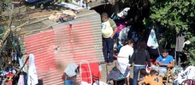 Tragedia sfiorata in un campo nomadi di Roma Tragedia sfiorata in un campo nomadi di Roma