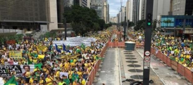 1.000.000 de pessoas reunidas na Av. Paulista 1.000.000 de pessoas reunidas na Av. Paulista