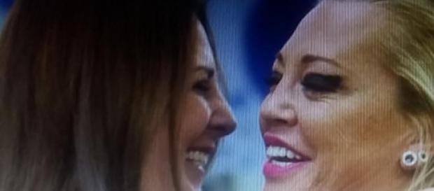 Belén y Ángela se abrazan en la casa de Guadalix Belén y Ángela se abrazan en la casa de Guadalix