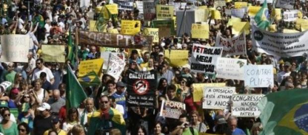 Brasile, corruzione: proteste per la Petrobras Brasile, corruzione: proteste per la Petrobras