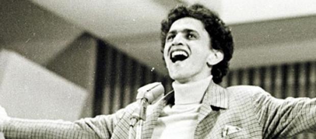 Caetano Veloso canta "Alegria, alegria", em 1967. Caetano Veloso canta "Alegria, alegria", em 1967.