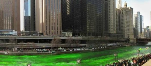 Dzień Świętego Patryka - zielona rzeka w Chicago Dzień Świętego Patryka - zielona rzeka w Chicago