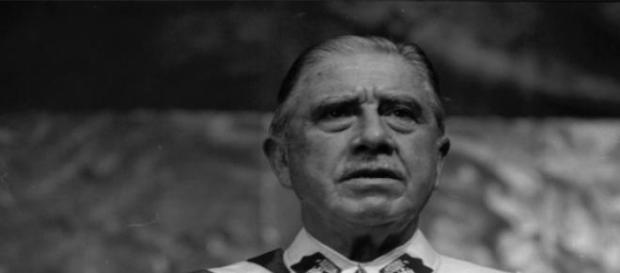 El dictador chileno Augusto Pinochet de uniforme. El dictador chileno Augusto Pinochet de uniforme.