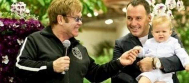 Elton John, David Furnish e figlio. Notizieprovita Elton John, David Furnish e figlio. Notizieprovita