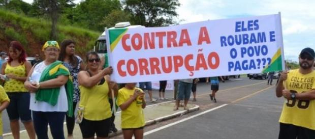 Manisfestantes protestaram na rodovia SP-294 Manisfestantes protestaram na rodovia SP-294