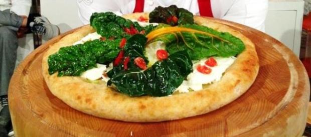 Pizza con verdure di stagione Pizza con verdure di stagione