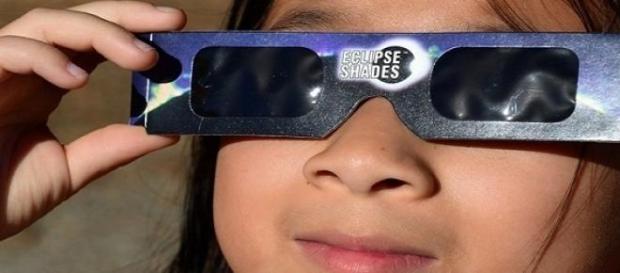Regarder l'éclipse oui, mais en toute sécurité ! Regarder l'éclipse oui, mais en toute sécurité !