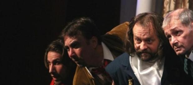 Teatrul din Pitesti -ingramadit de CJ Teatrul din Pitesti -ingramadit de CJ