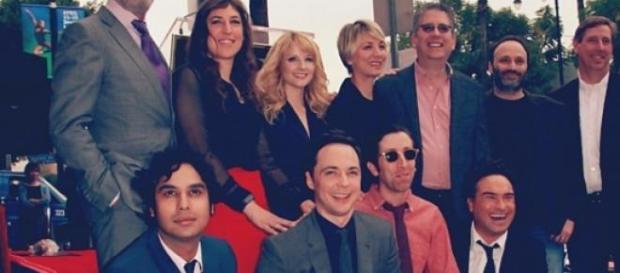 Jim Parsons con el equipo de "The Big Bang Theory" Jim Parsons con el equipo de "The Big Bang Theory"