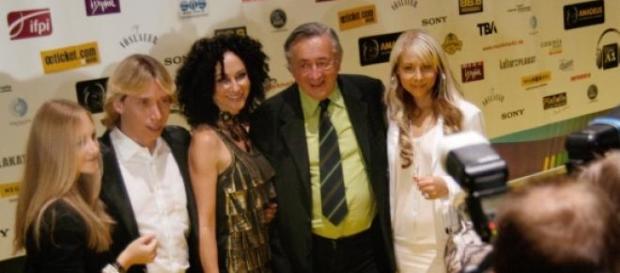 Lugner mit Familie, 2010 beim Amadeus-Award. Lugner mit Familie, 2010 beim Amadeus-Award.