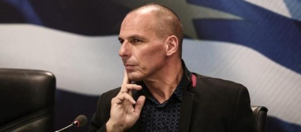 Ministrul finantelor grec a aratat un gest obsecn Ministrul finantelor grec a aratat un gest obsecn