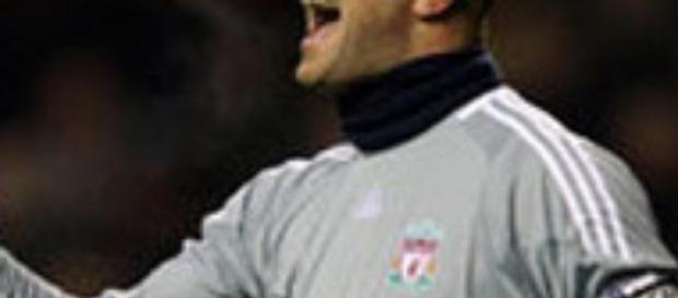 Pepe Reina defendiendo el escudo del Liverpool Pepe Reina defendiendo el escudo del Liverpool