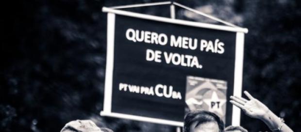 Pessoas protestando contra governo e o Petrolão. Pessoas protestando contra governo e o Petrolão.