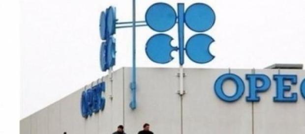 pretul petrolului scade zilnic pretul petrolului scade zilnic