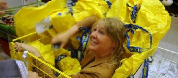 Une femme participe à la cache cache chez IKEA Une femme participe à la cache cache chez IKEA