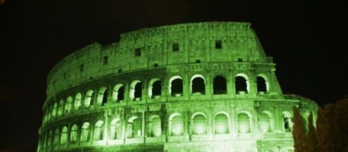 Festa di san Patrizio: Colosseo colorato di verde