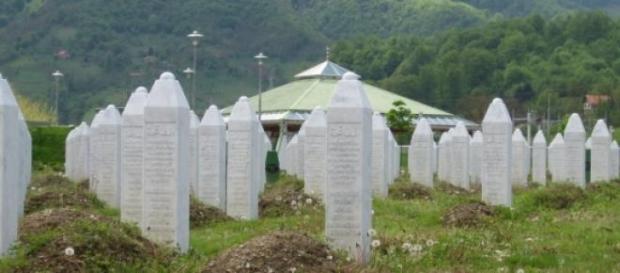 8.000 musulmans sont enterrés à Srebrenica. 8.000 musulmans sont enterrés à Srebrenica.