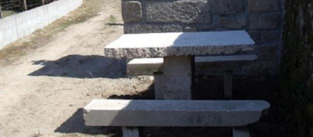 A pedra foi usada como tampo de mesa A pedra foi usada como tampo de mesa