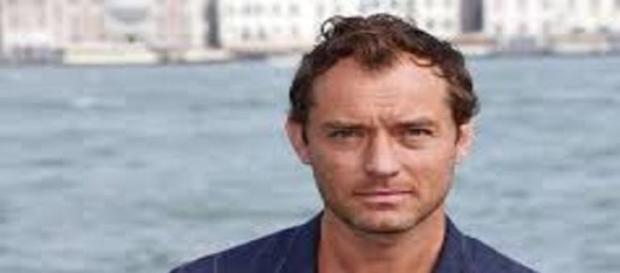 Ator Jude Law pode ser Papa em série de TV Ator Jude Law pode ser Papa em série de TV
