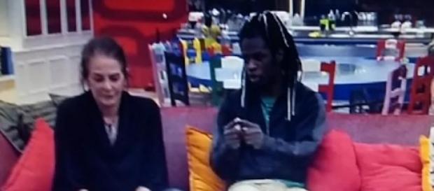 Coman defendiendo su postura ante Ángela y Belén Coman defendiendo su postura ante Ángela y Belén