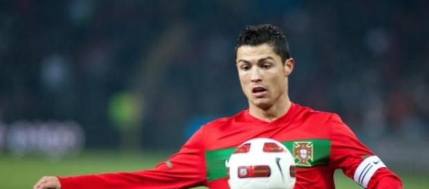 Cristiano Ronaldo é capitão da Selecção. Cristiano Ronaldo é capitão da Selecção.