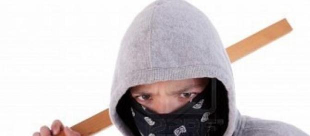 Delincuente con el rostro cubierto Delincuente con el rostro cubierto
