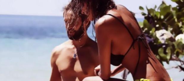 Isola dei famosi: incidente hot per la Buccino Isola dei famosi: incidente hot per la Buccino