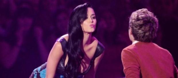 Katy Perry y Niall Horan, a punto de besarse. Katy Perry y Niall Horan, a punto de besarse.