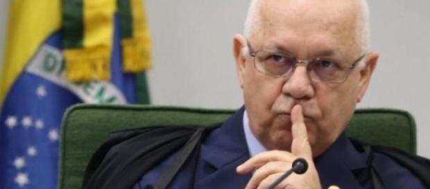 Ministro arquivou pedido para investigar Dilma. Ministro arquivou pedido para investigar Dilma.