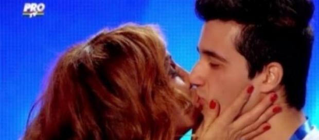Sarutul Mihaelei Radulescu cu tanarul la ProTV Sarutul Mihaelei Radulescu cu tanarul la ProTV