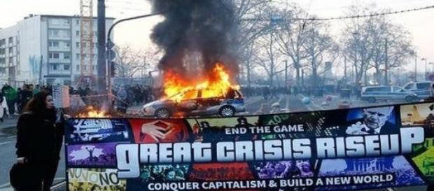 voiture incendié et banderole déployée voiture incendié et banderole déployée