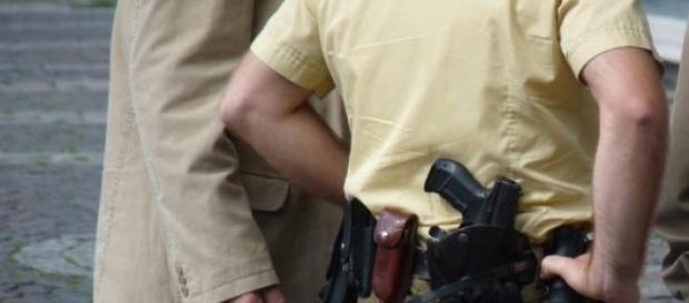 Ein Polizist mit seiner Dienstwaffe. (Pixelio.) Ein Polizist mit seiner Dienstwaffe. (Pixelio.)