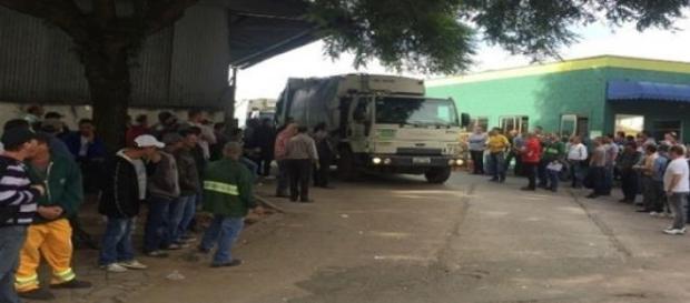 Greve na coleta de lixo em Curitiba. Greve na coleta de lixo em Curitiba.