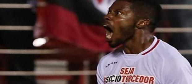 Michel Bastos garante vitória tricolor. Michel Bastos garante vitória tricolor.