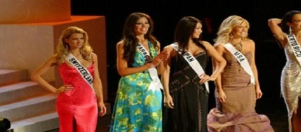 Miss Universo 2006 y sus entonces finalistas. Miss Universo 2006 y sus entonces finalistas.