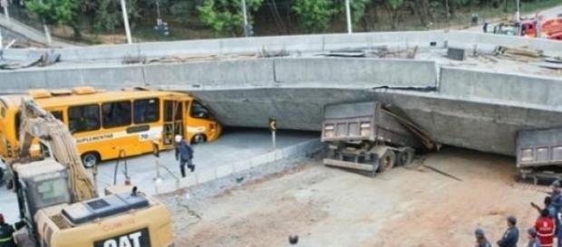 Viaduto após desabamento-Foto Reprodução Internet Viaduto após desabamento-Foto Reprodução Internet