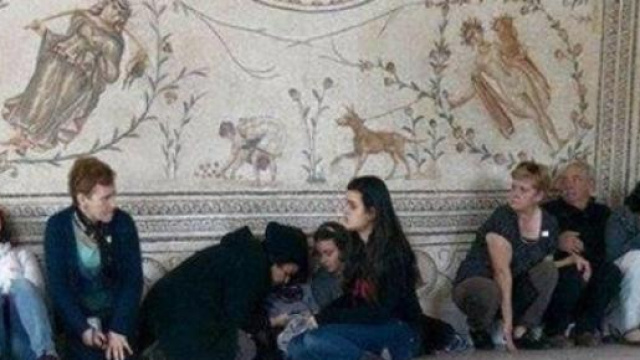 Italiani accovacciati a terra