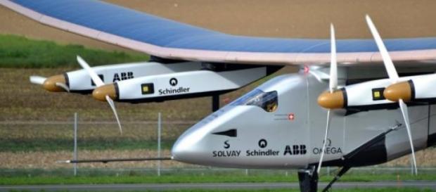 Avião solar Si2 prepara-se para viagem histórica. Avião solar Si2 prepara-se para viagem histórica.