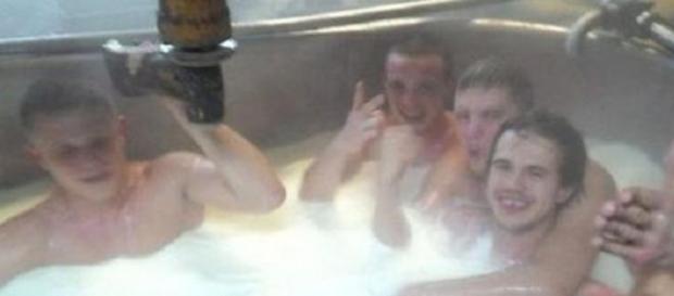 dipendenti che fanno il bagno nel latte dipendenti che fanno il bagno nel latte