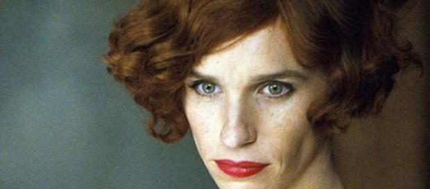 Eddie Redmayne no papel de Lili Elbe Eddie Redmayne no papel de Lili Elbe