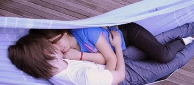 Em inglês esta prática denomina-se de cuddling. Em inglês esta prática denomina-se de cuddling.