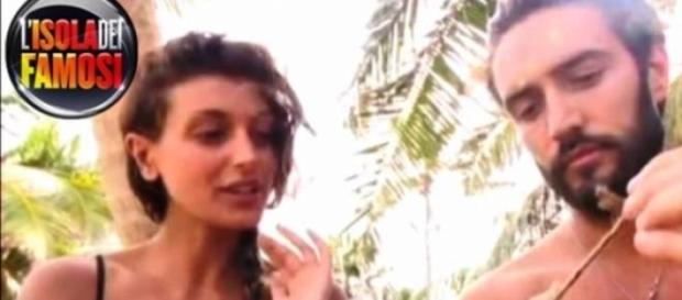 Isola dei famosi 2015, il flirt Buccino-Belli. Isola dei famosi 2015, il flirt Buccino-Belli.