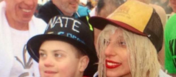 Lady Gaga s-a jucat in apa rece a lacului Michigan Lady Gaga s-a jucat in apa rece a lacului Michigan