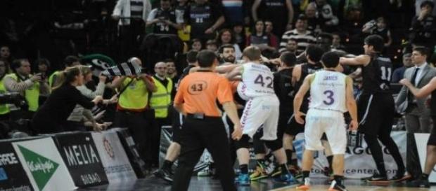 Momento de la pelea entre los jugadores Momento de la pelea entre los jugadores