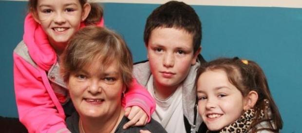 Pauline Bubb com os seus três filhos. Pauline Bubb com os seus três filhos.